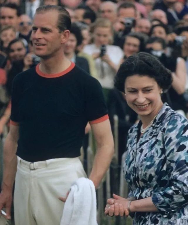 出席亲王葬礼的凯特王妃,戴上了婆婆和奶奶都戴过的珍珠项链-腾讯新闻