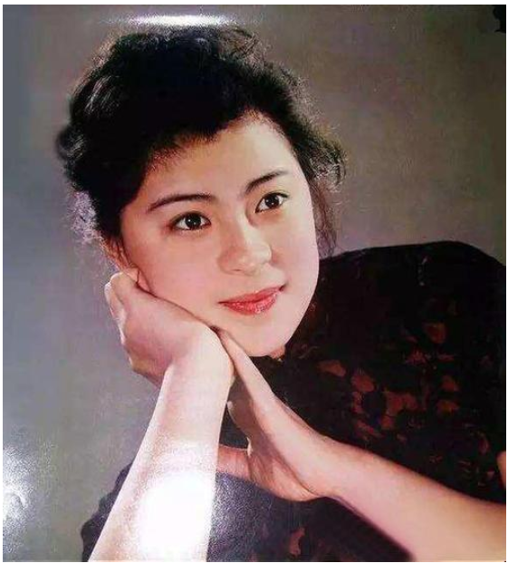 贾玲妈妈刘佳曾被观众笑称为一角四丈夫是央视高管