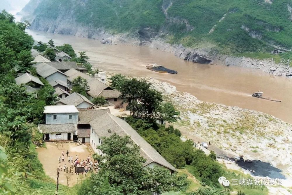 古鎮雲卷峽風驟濤湧大江流往來官渡口貶客幾多愁官渡口大溪古鎮巫山