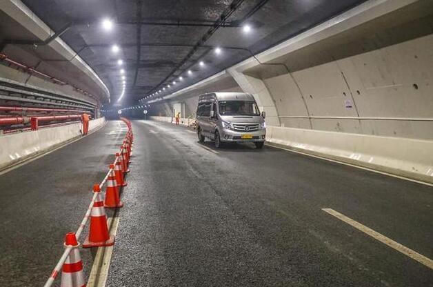 未来也将成为上海东西走向的第二条大动脉,对于这条道路建设,评价有