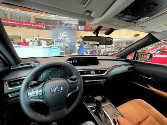 内饰的整体格调也很符合我们年轻人的口味,做工用料还是一如既往的