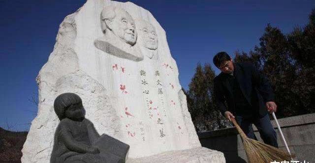 冰心做错了什么去世11年后为何墓碑被亲孙写下枉为人表