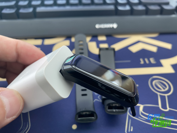 令笔者比较满意的一点是,keep 手环b2 会员特享版是usb直接充电,直接