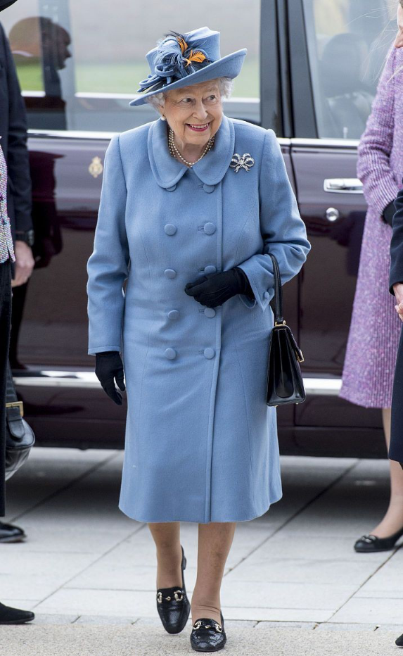 近百岁的英国女王一点不服老身穿蓝色毛呢套装笑容满面挺和蔼