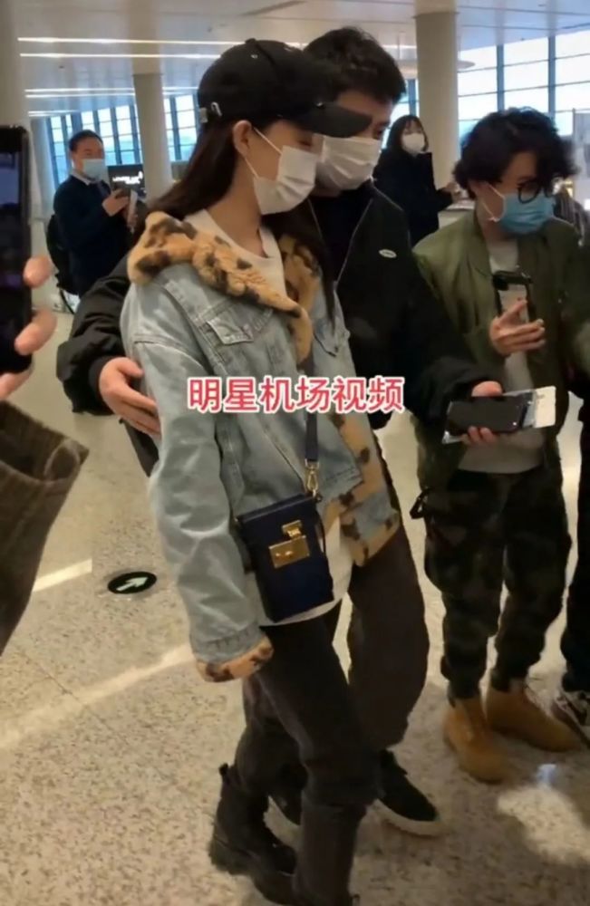 35岁张小斐携男助理喝咖啡豪车被曝300万男方似胖版贾乃亮