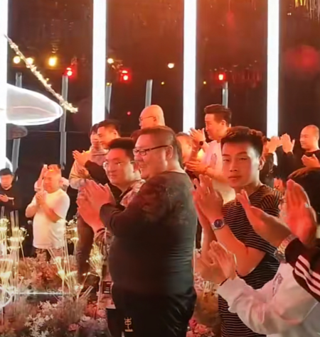 根据德云社青年演员直播透露,郭德纲,高峰和栾云平等也是为其送上生日