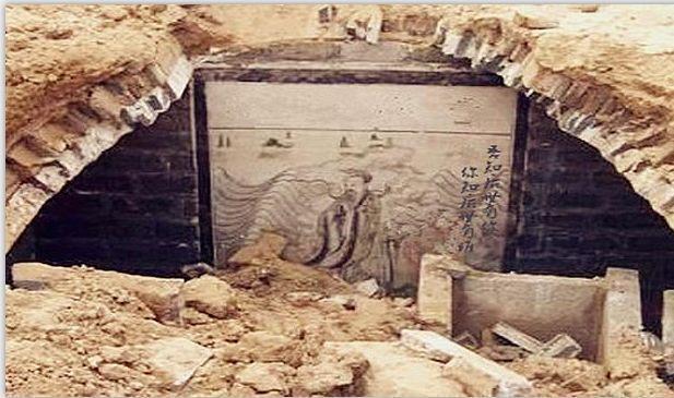 刘伯温挖诸葛亮墓,见墓中8个字,赶紧磕头谢罪,后写出千古神书_腾讯