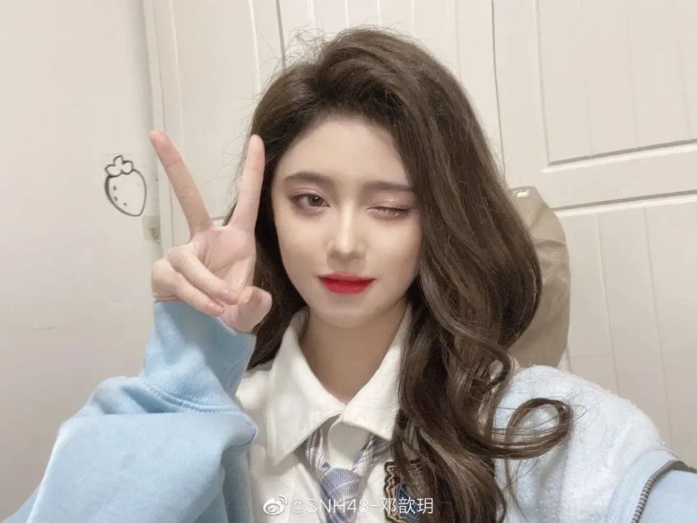 同公司女爱豆模仿鞠婧祎妆容神态几乎一样网友直呼差点认错人