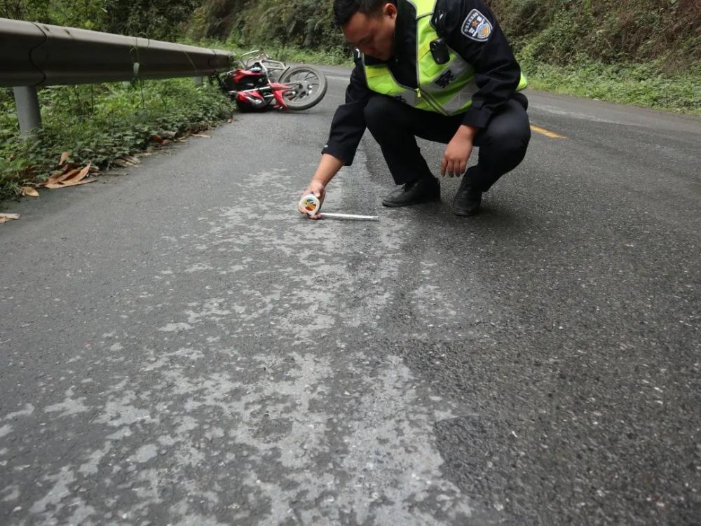 金口河交警在接警后到达事故现场.