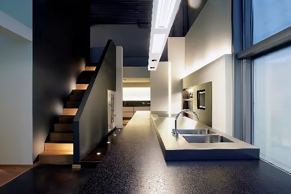 在常规的居家照明里,空间层次照明一般都是基础照明的附加功能.