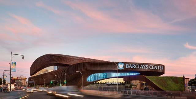 蔡崇信又以大约10亿美元买下位于纽约的巴克莱中心作为篮网队的主场.