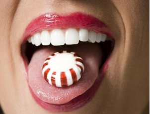 装假牙咀嚼食物就没有香味吗