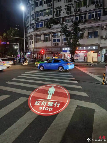 新式投影斑马线红绿灯亮相南昌街头