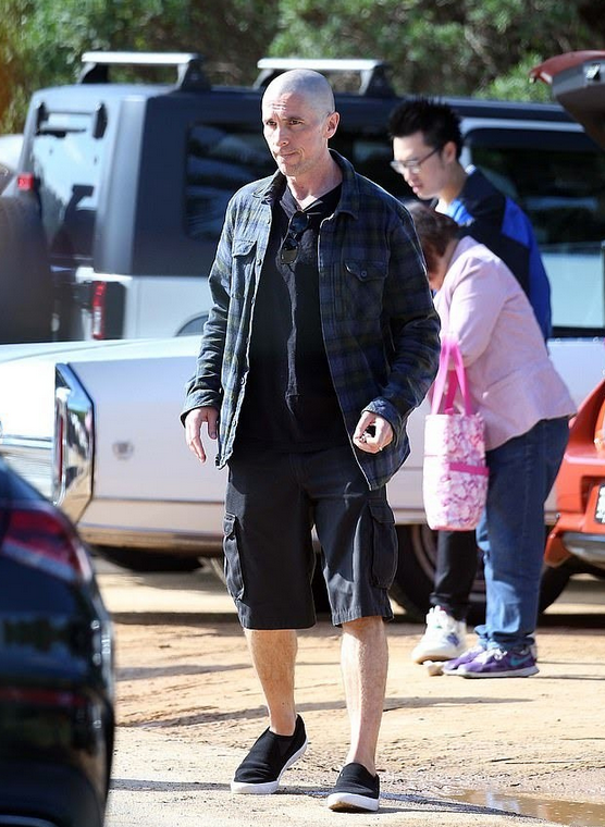 这才是真正的演员人生和肉体都是一场戏蝙蝠侠贝尔为拍雷神4暴瘦还剃