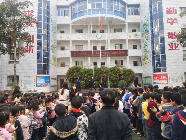 近日,大足区消防救援支队组织宣传人员走进智凤小学开展消防安全知识
