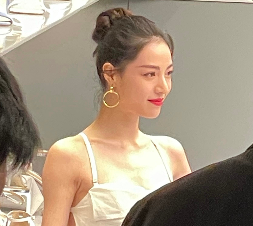 离开了百级精修和美颜后,钟楚曦的颜值依旧是很能打的,侧脸的颜值精致