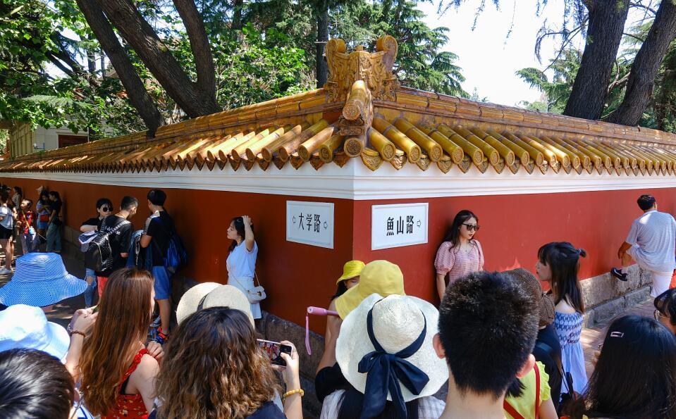 在济南,除了大明湖,趵突泉,芙蓉街等著名景点外,隐藏在山区的民宿村