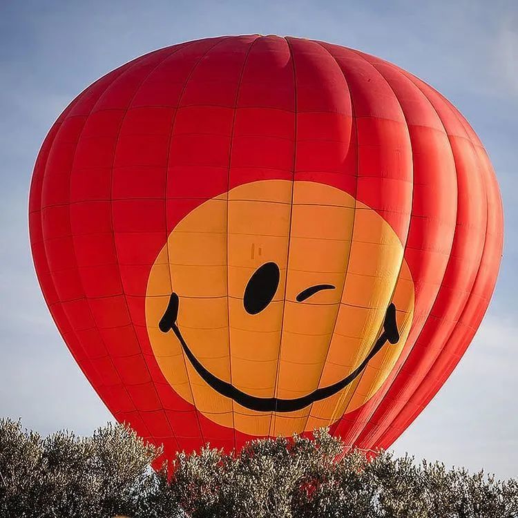 壁纸让人心情变好的潮流笑脸设计
