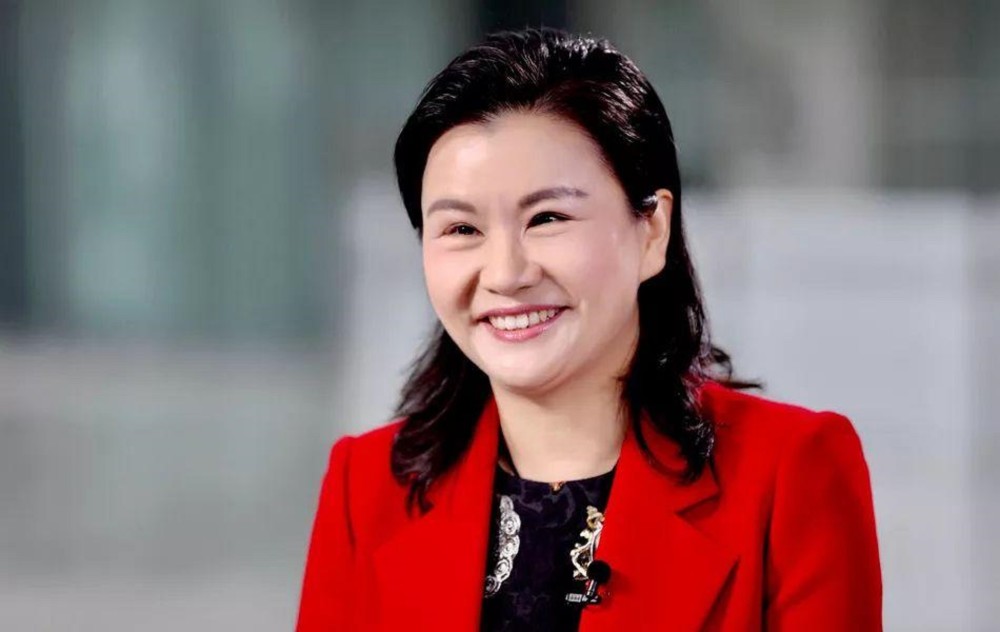 5岁时母亲去世父亲双目失明打工妹靠玻璃逆袭身价超千亿