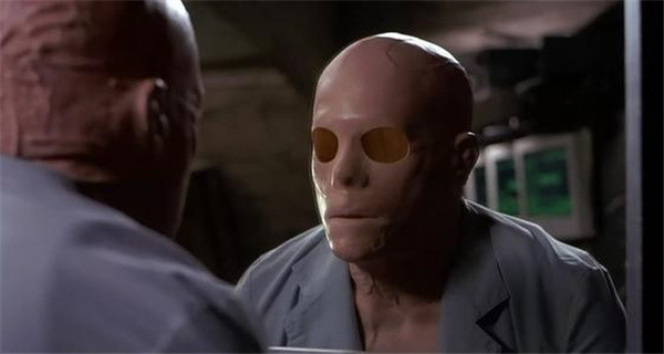 英国作家威尔斯就写了《隐身人》,香港作家卫斯理也曾经写过《透明光