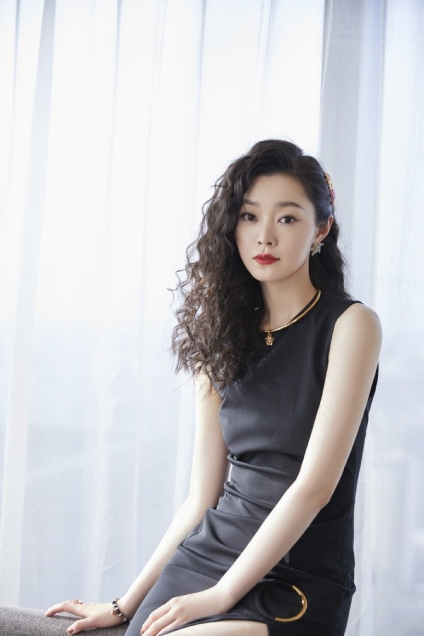 宋轶黑色旗袍羊毛卷造型倾国倾城