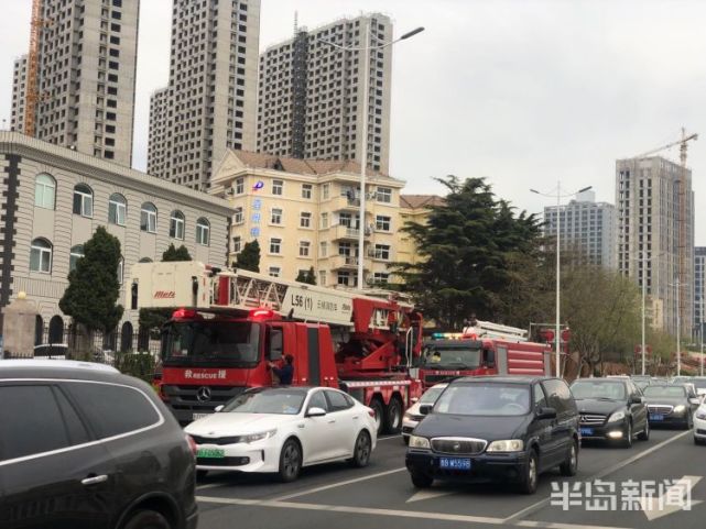 突发崂山金鼎大厦发生火灾多辆消防车赶到救援多图视频