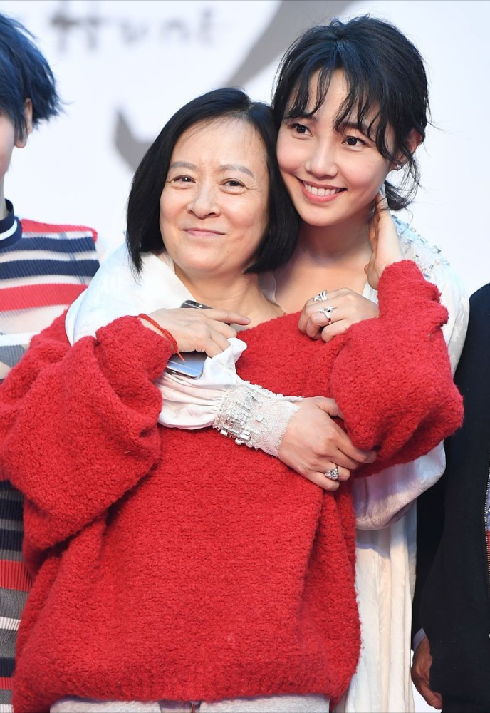 董子健的妈妈被白百何搂在怀里,关系竟这么亲密,素颜也有气质