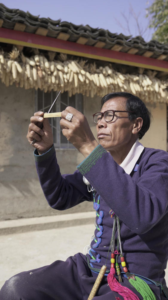 布拖之光:山崖上凿出412个弯,乡村路把彝家口弦带到北京上海_腾讯新闻