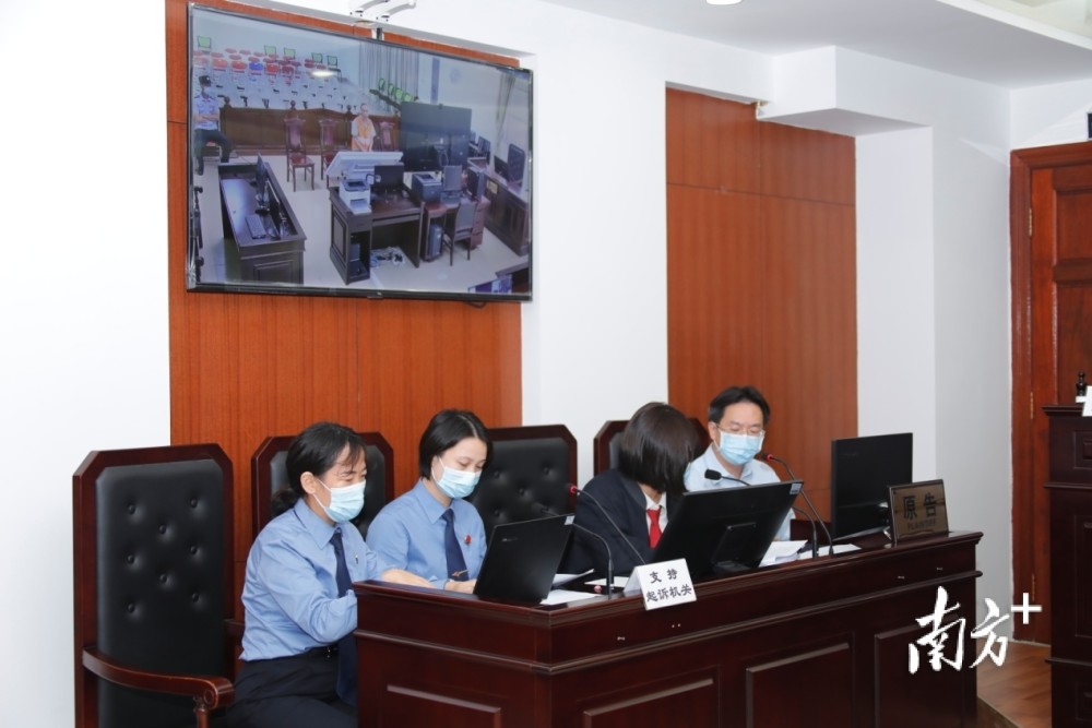 因被告李某政在惠州监狱服刑,庭审采用与