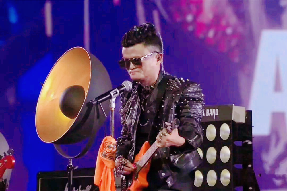 马云深夜现身酒吧喝酒唱歌满脸通红退休生活好不快活