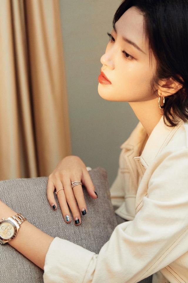 唐艺昕真被张若昀宠成了公主奶油系穿搭还烫卷发气质改变不少