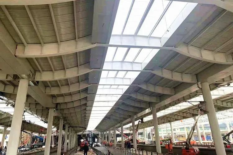 据了解,4月8日晚上10点,西安火车站西侧一期北广场风雨棚钢结构工程