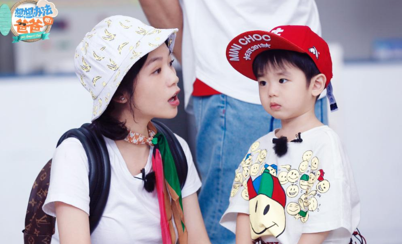 黄英3岁半女儿与自己长相如复制粘贴晒童年对比照傻傻分不清