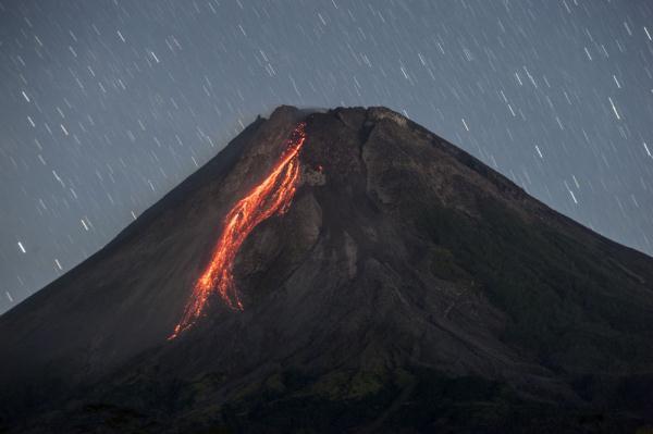 這是4月21日在印度尼西亞日惹拍攝的噴發的默拉皮火山(長時間曝光照片