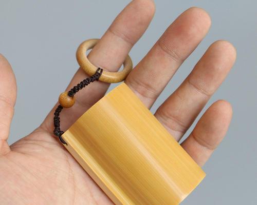 当玉竹的表层包浆稳定之后,可以适当的上手盘玩.