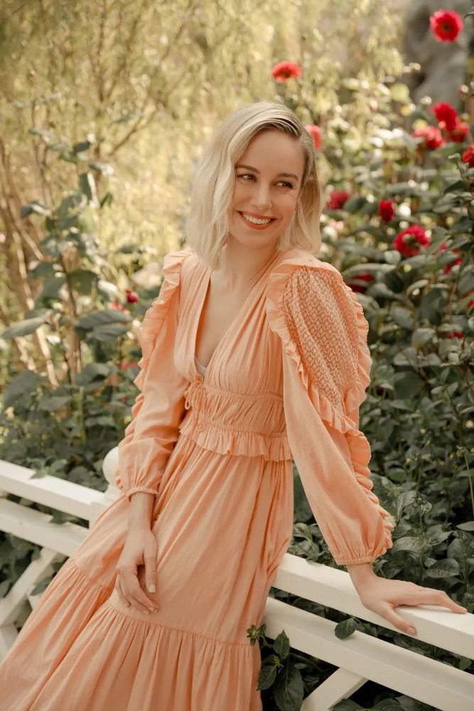 看过布丽·拉尔森的完美身材后,你觉得她有输给斯嘉丽·约翰逊和