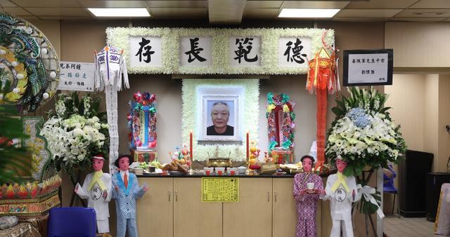 王钟灵堂遗照曝光亲友设纸人元宝祭拜周润发成龙等送花圈致哀