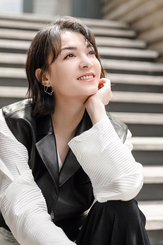 张榕容这一身黑白配look让人眼前一亮