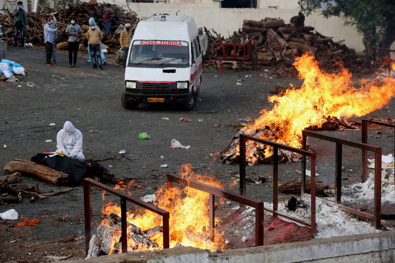 印度火葬场烧不停!烟囱倒塌,支架烧熔