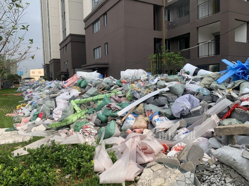 规划路建设停滞西环路一小区内建筑垃圾堆成山难运出