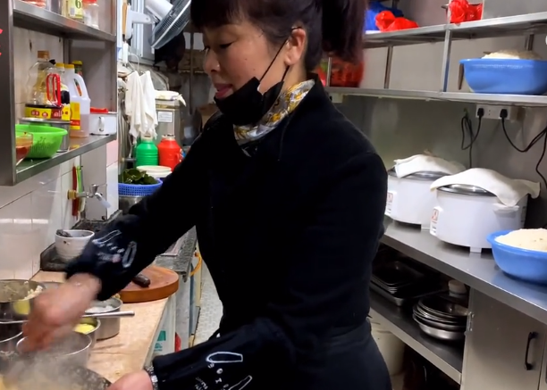 南京最美老板娘在农村炒饭,如今涨到12元一碗,一天卖出200碗