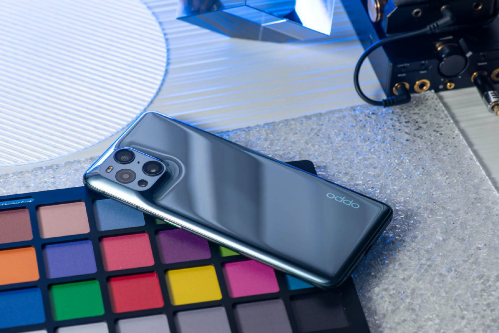 一款60fps的游戏,oppo find x3系列可以将屏幕刷新率在51hz-72hz之间