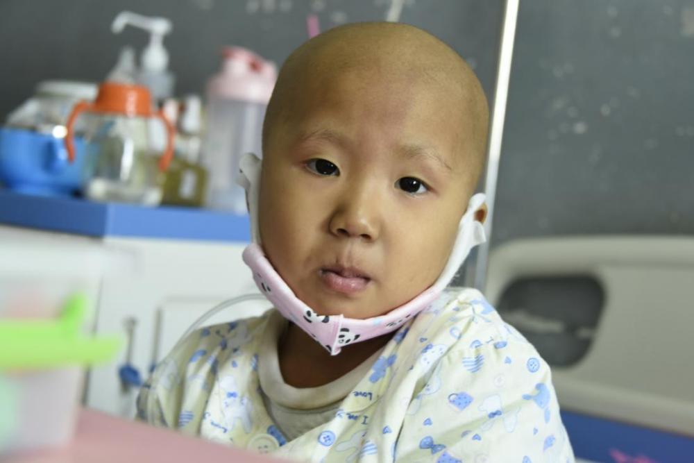 4岁女孩被摘除肾脏家人含泪为她唱生日歌不知她是否还有明年