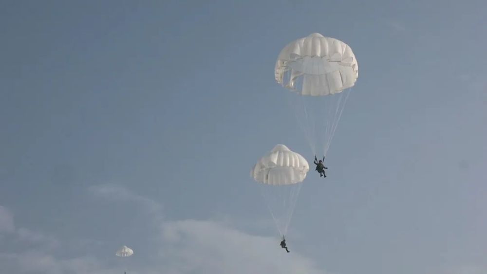 第一視角記錄空降兵高空跳傘