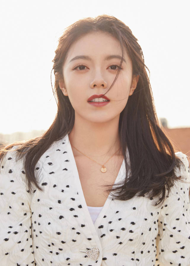 18岁的赵今麦穿jk黑裙捕捉午后阳光尽显邻家少女姿态