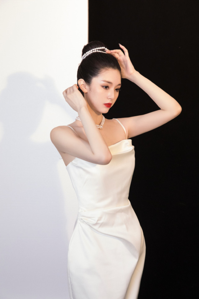 程熙媛吊带连衣裙温婉动人