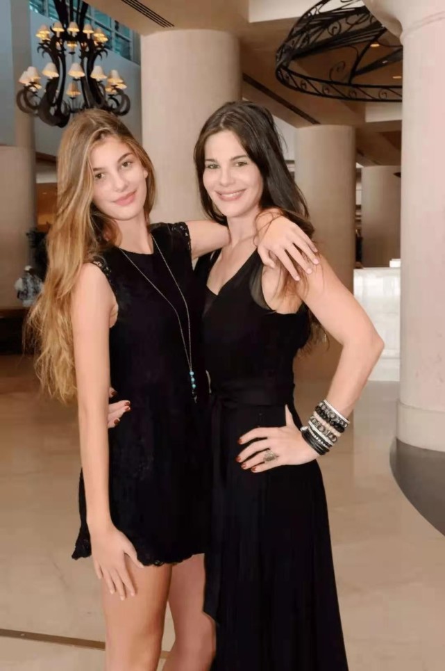 她的母亲露西拉·索拉是阿根廷的著名影星,继父是大名鼎鼎的阿尔