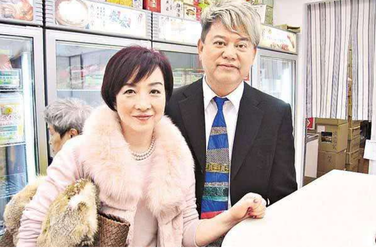 他的妻子是黄杏秀,这一位女明星在香港被称为是"小阮玲玉",两人在结婚