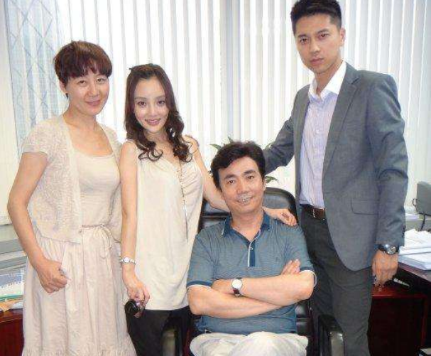 55岁国家一级演员,娶大6岁总裁为老婆,如今继子成国家骄傲