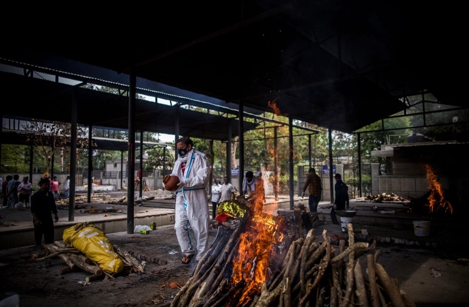 印度医院濒临崩溃 火葬场全天候运转 火化炉因过度使用被熔化